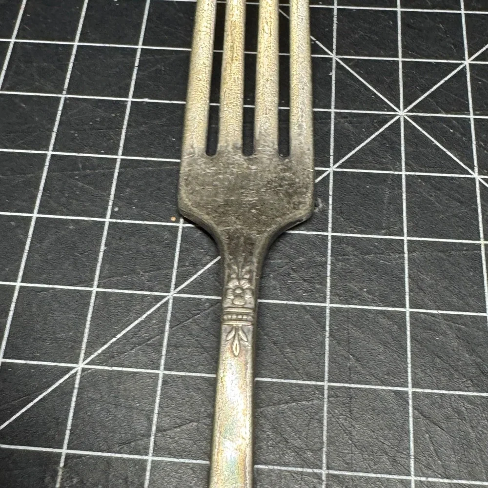 Vintage Vernon Silver Plate Dinner Fork Art Deco Floral Pattern 7.5 Inch